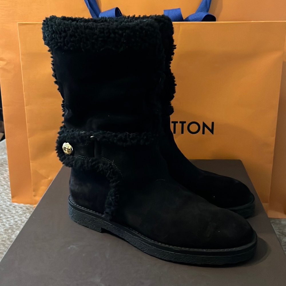 LV 37.5 Louis Vuitton Snowy Flat Half Suede Sherpa fur Boots like a fancy Ugg